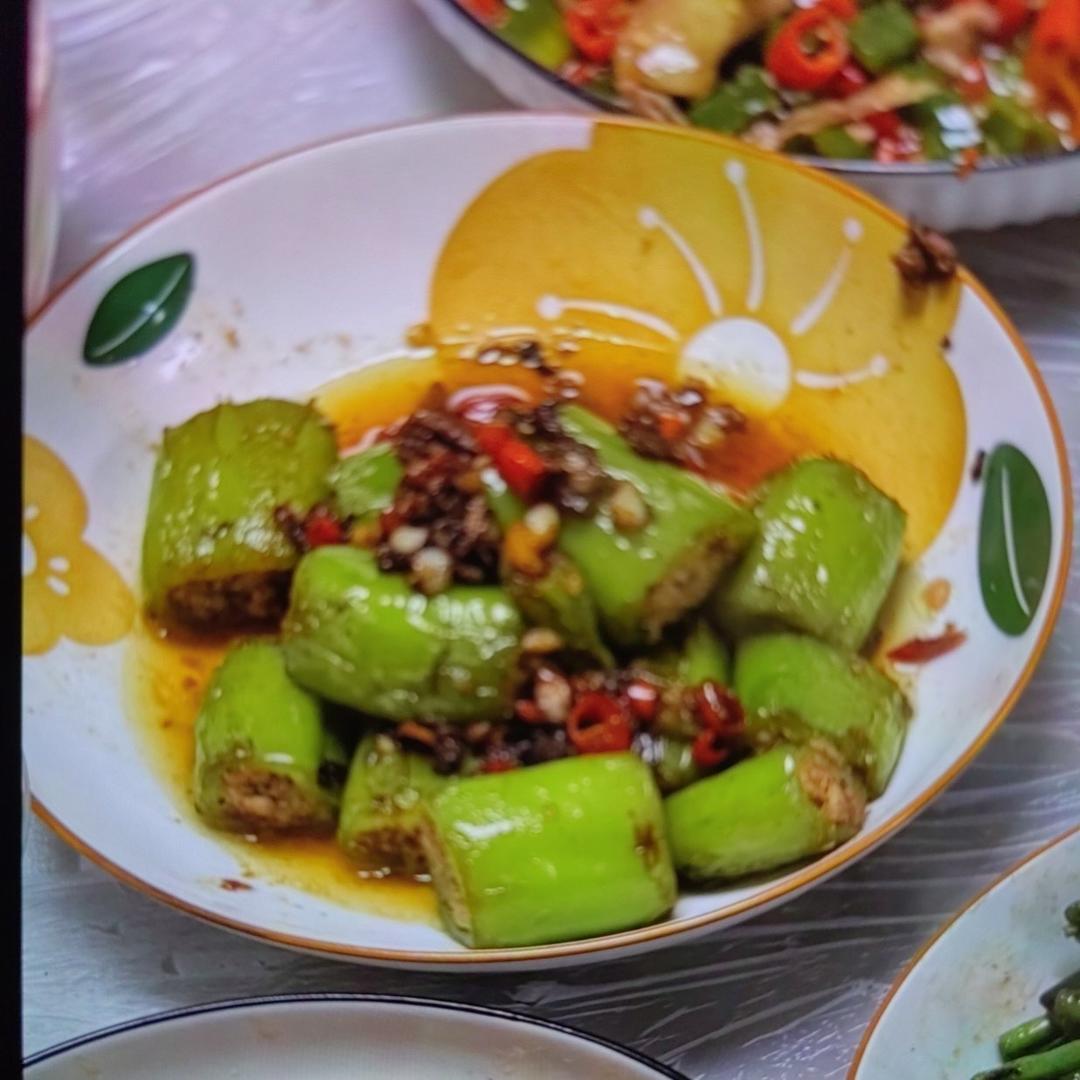 下饭菜“青椒酿肉”，香糯多汁鲜嫩下饭