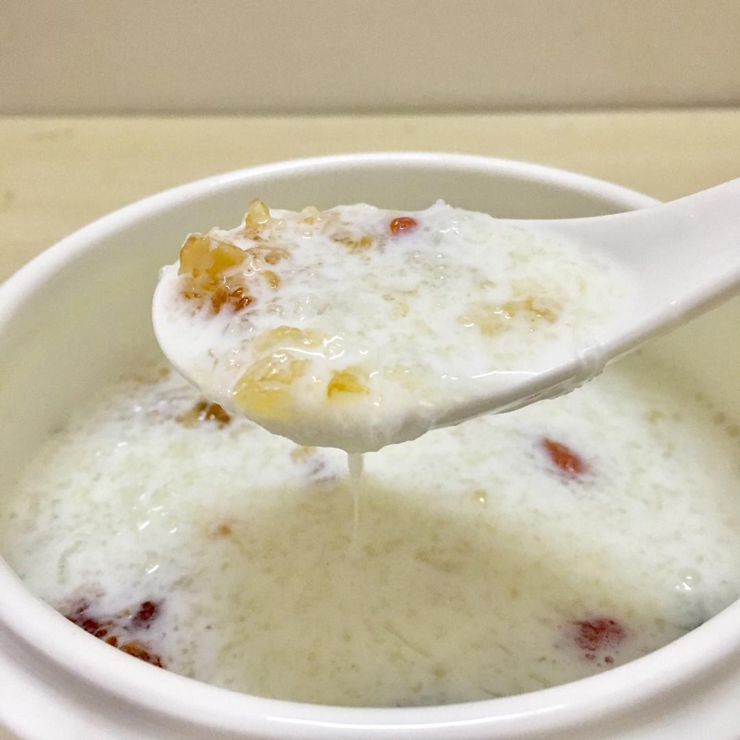 {何故居｝桃胶奶