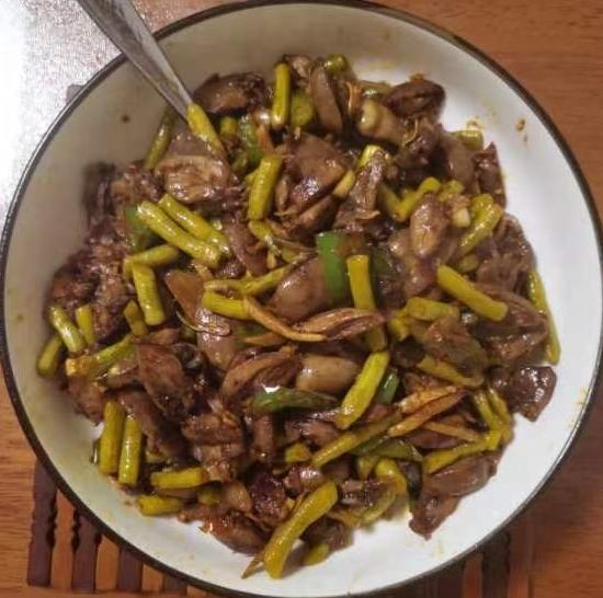 炒鸡胗到底要不要焯水？怎样做才能让他又脆又嫩还没有腥味，今天我就告诉你正确的做法，酸辣开胃，香辣下饭，用它拌个米饭，一个字，绝对了！