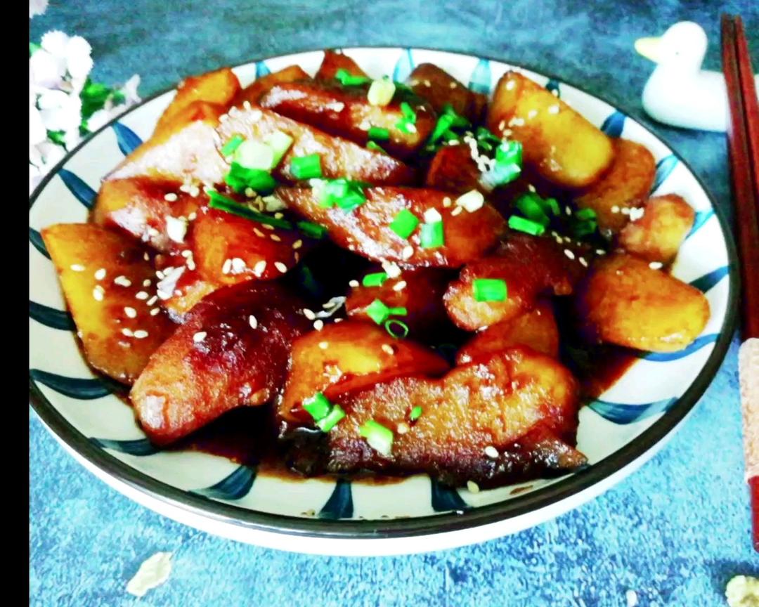 土豆这样做比肉还好吃，鲜香软糯～炖土豆的做法