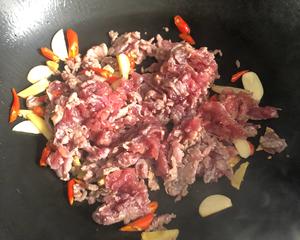 辣椒炒牛肉的做法 步骤4