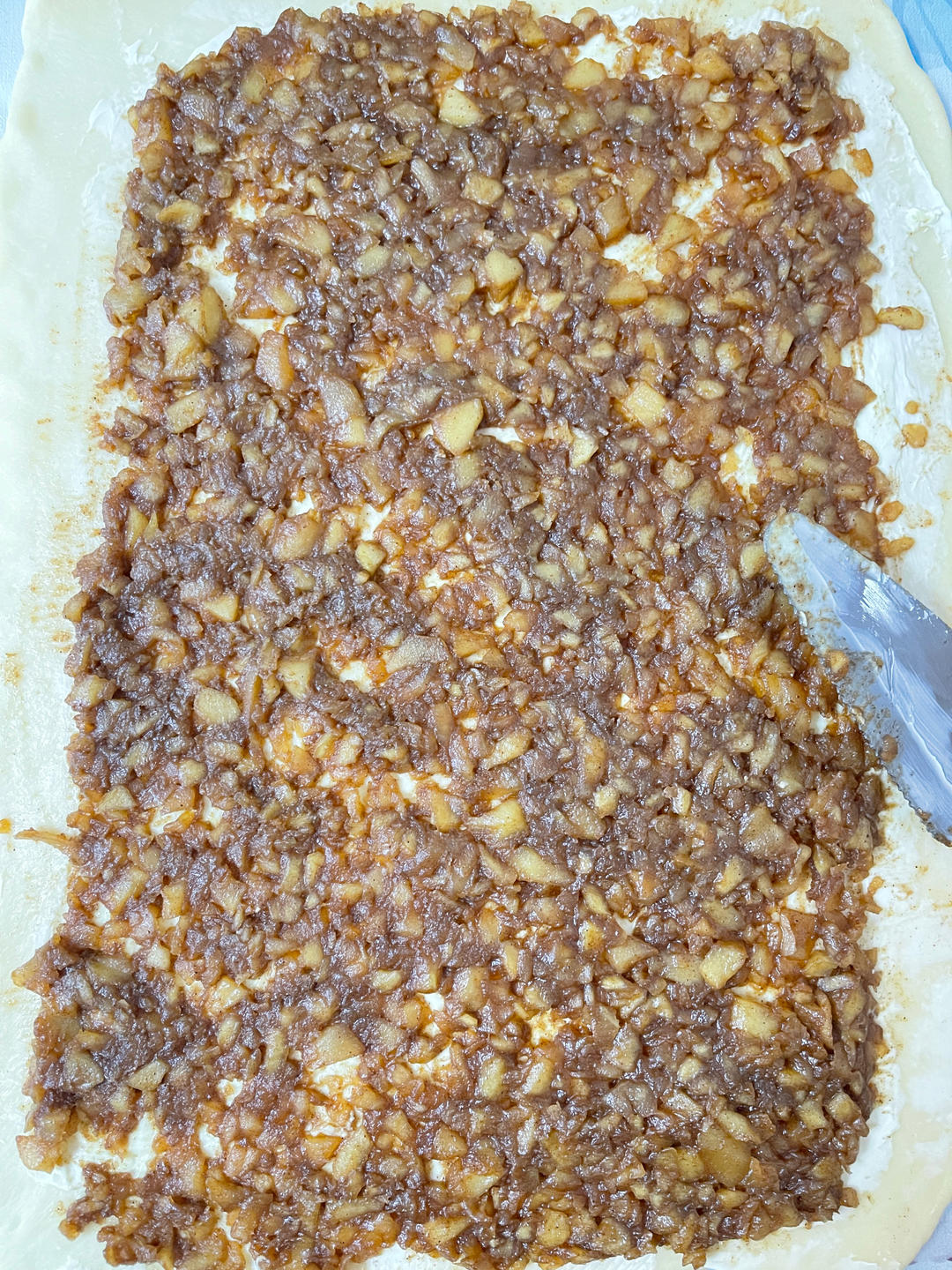 寒冷的冬天，来个「焦糖苹果肉桂卷」吧！