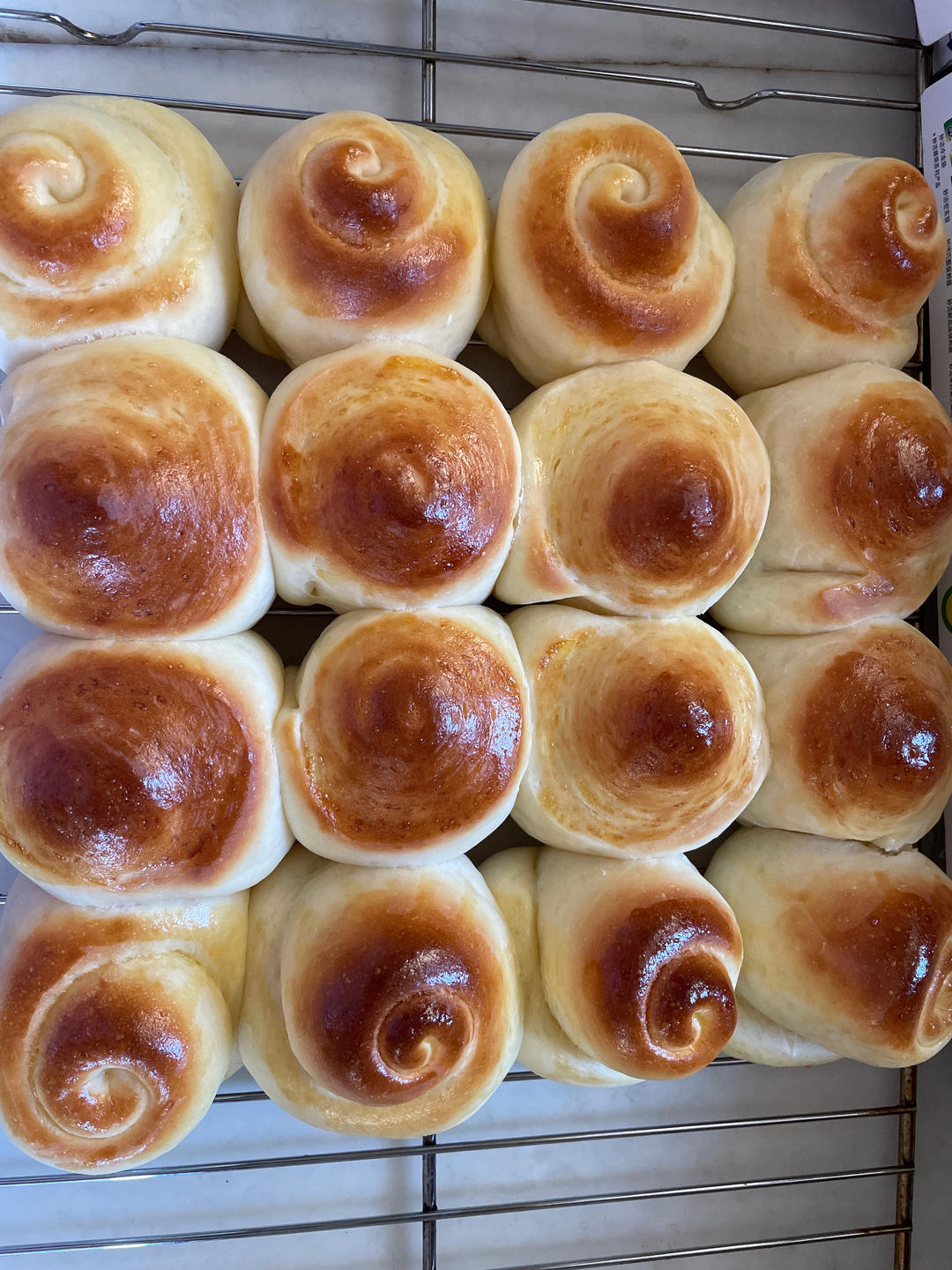 羽毛般柔软拉丝 | 奶呼呼的牛奶云朵小餐包