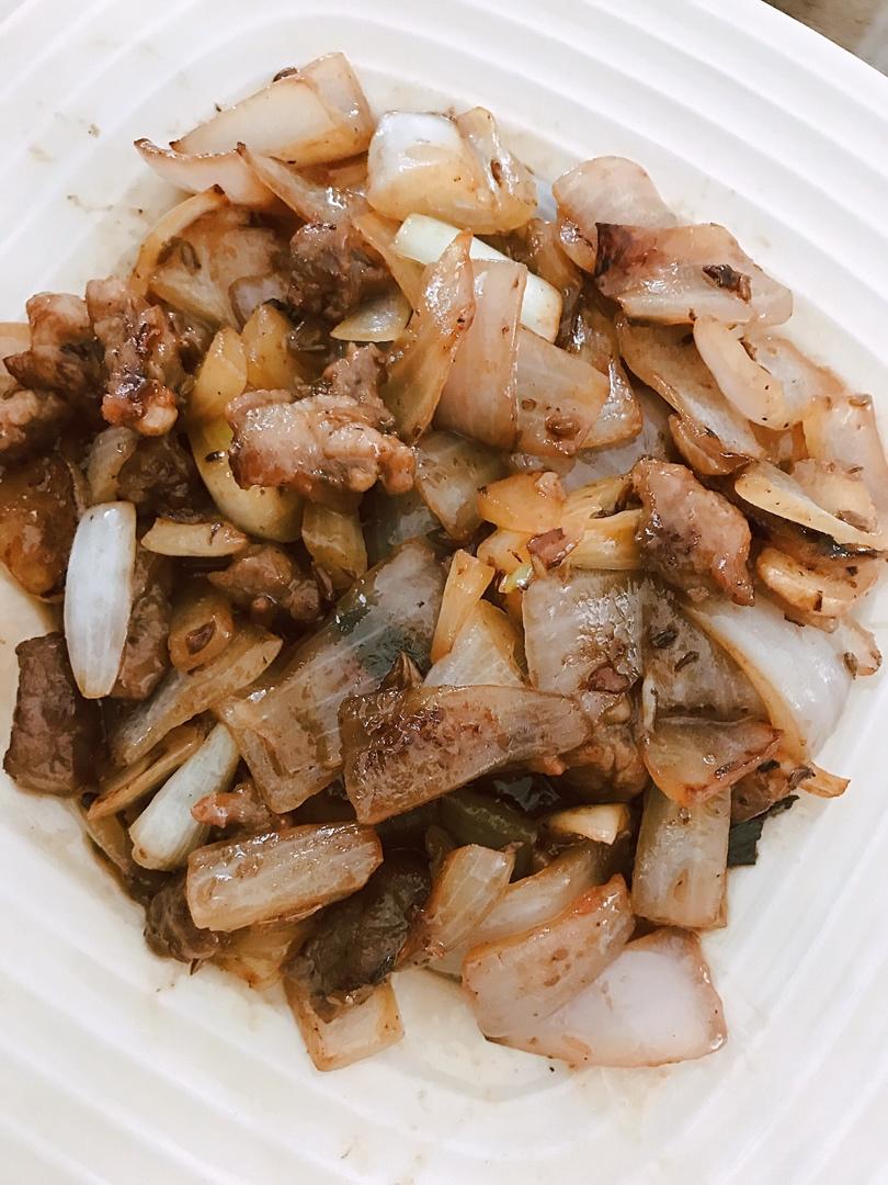 孜然洋葱炒牛肉粒