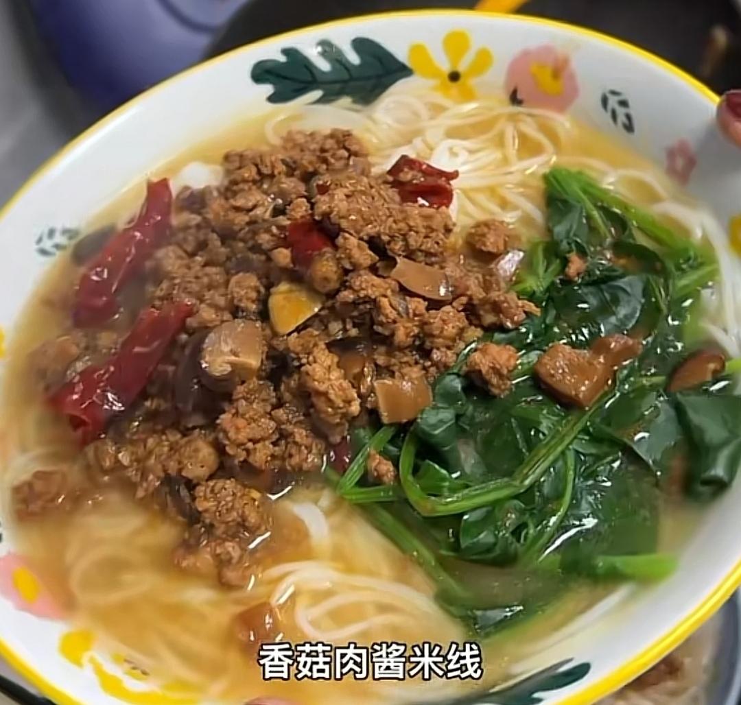 香菇肉酱米线        酸豆角肉沫米线   牛肉酸菜米线       炝锅面  雪菜肉沫米粉  雪菜肉丝面   厚蛋烧  炝汤面热汤面   面  多    排骨米线   肉丝小锅面  榨菜肉丝炝汤面  辣椒蒜末酱的做法 步骤3