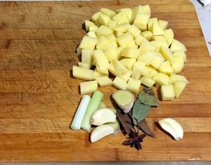 老丁的私房菜-土豆排骨焖饭的做法 步骤3
