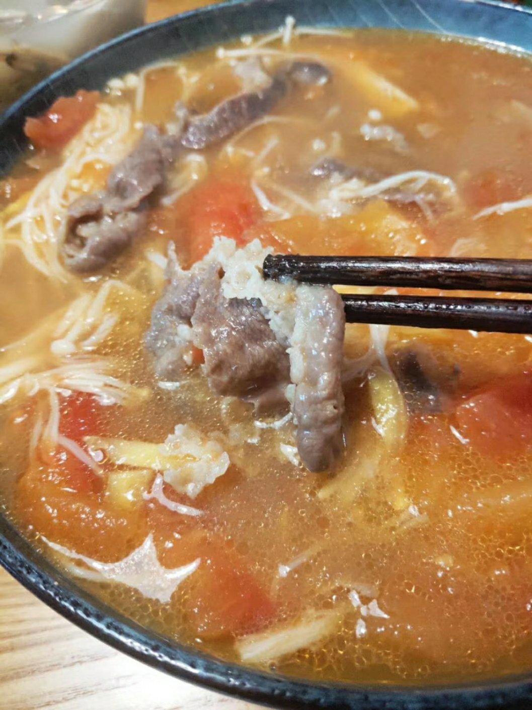 【金针菇番茄肥牛锅】