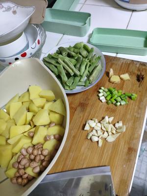 土豆烧芸豆（有啥放啥）的做法 步骤1