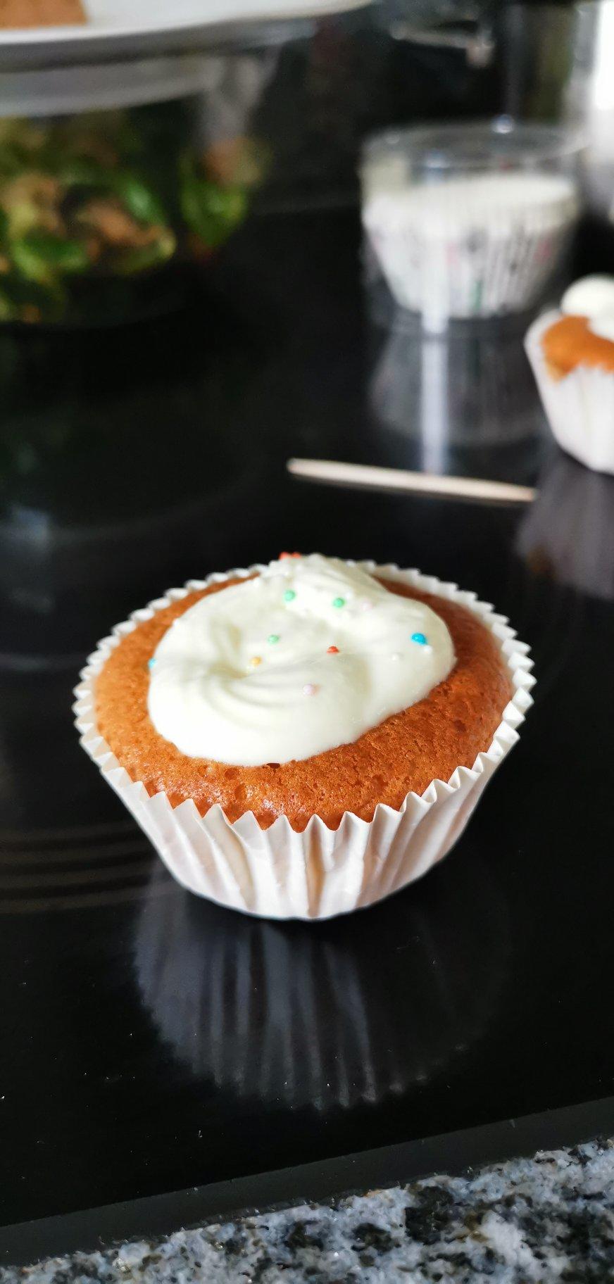 只需四样材料，做好吃的，淡奶油海绵杯子蛋糕