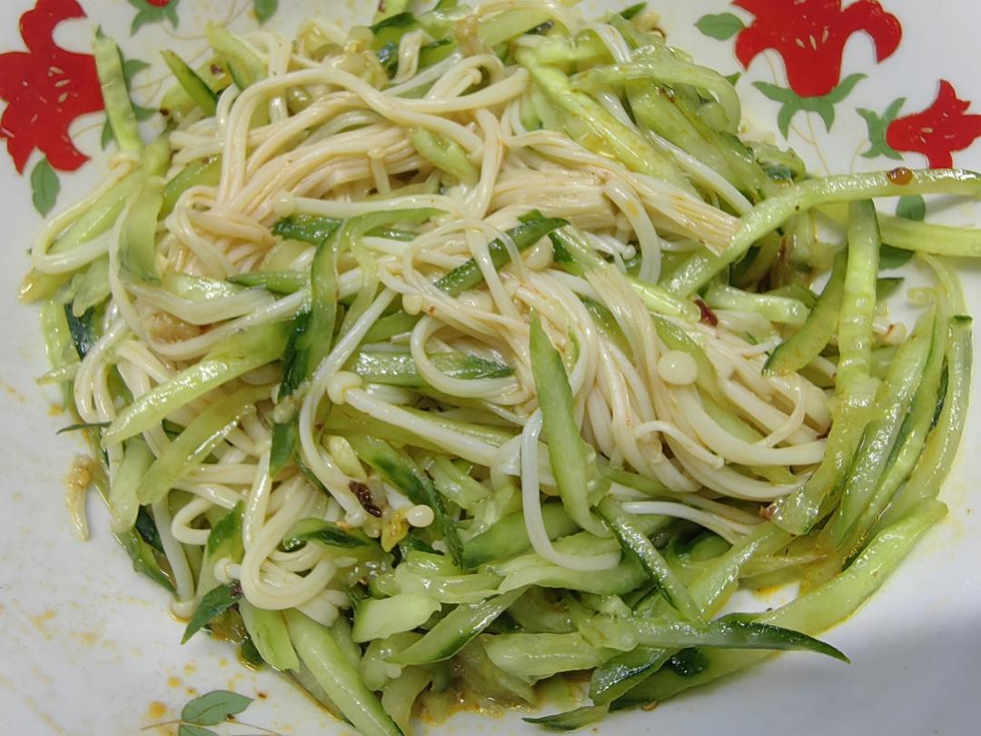 根本停不下来的凉拌金针菇