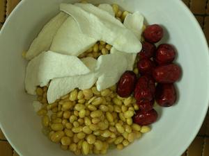 黄豆红枣养生汤的做法 步骤1