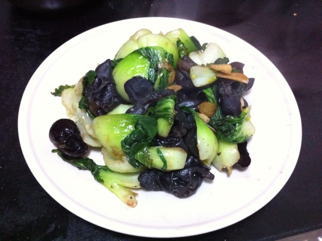 小贱呦做的素炒木耳青菜