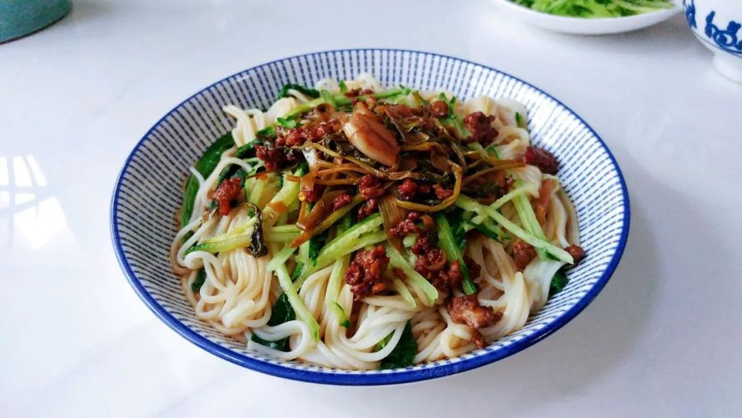 酸香酱肉拌面，欲罢不能的做法