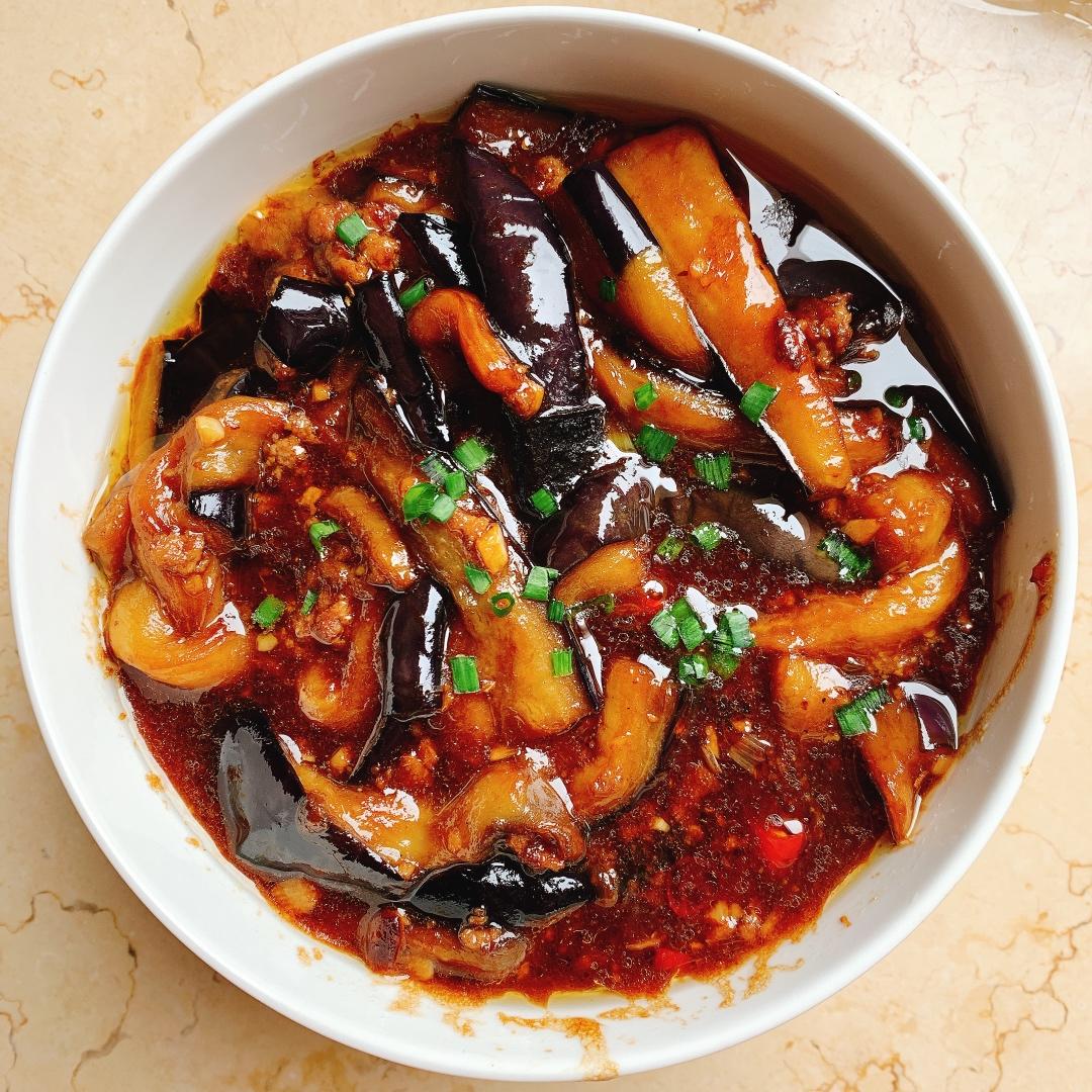 叶小八做的开胃下饭菜巨简单的家常鱼香茄子煲