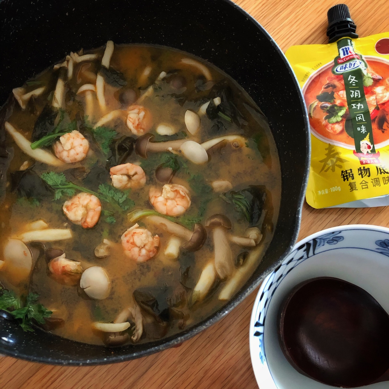 虾仁菌菇冬阴功风味汤的做法