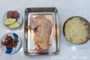 杞子银耳炖乳鸽 <302小厨房>的做法 步骤1