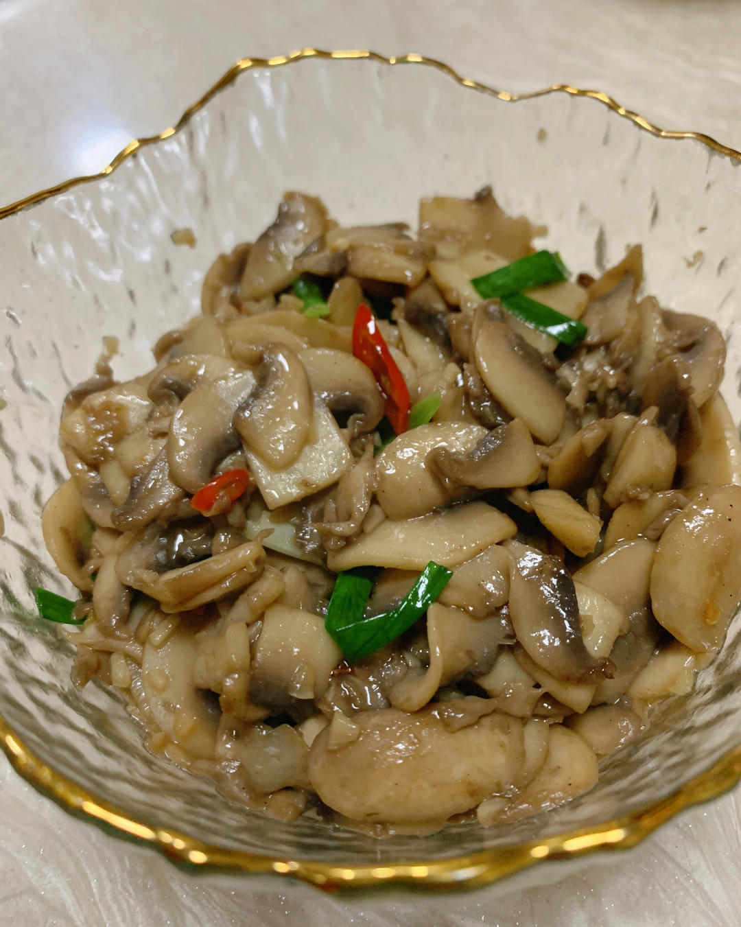 鲜香嫩滑！好吃不胖的蒜香炒口蘑！