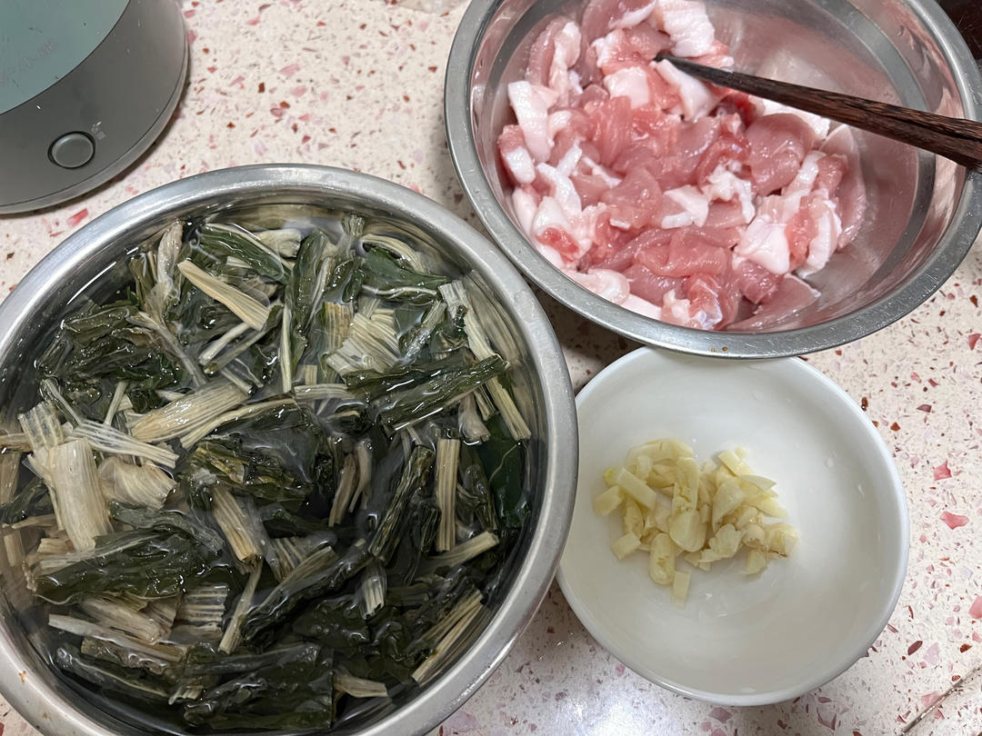 下饭神器菜干煲五花肉