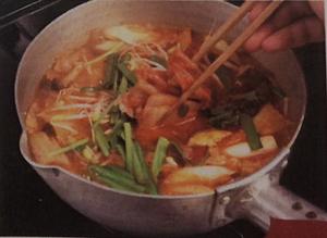 雪平锅无油懒人料理--猪肉泡菜锅的做法 步骤4