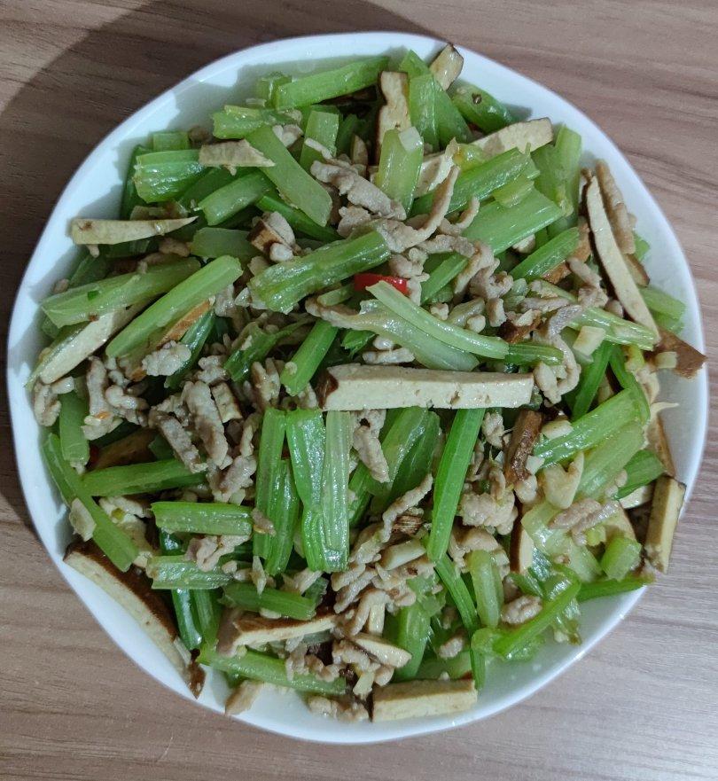 芹菜香干炒肉丝