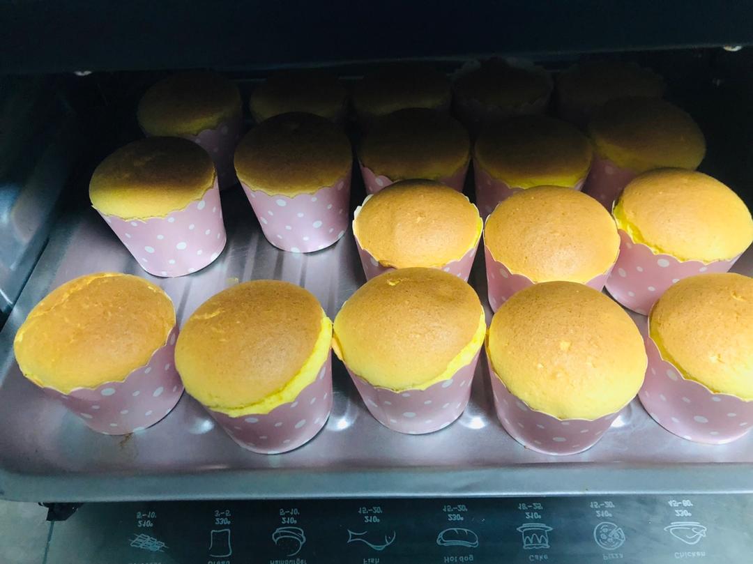 软绵绵戚风纸杯蛋糕