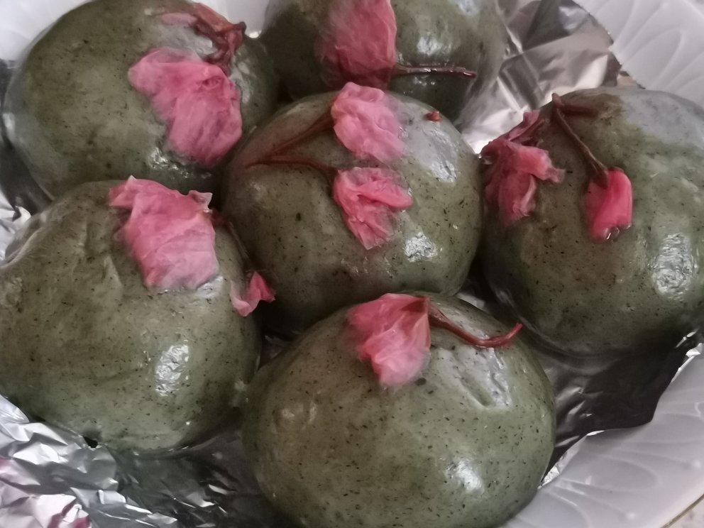 艾草松仁豆沙青团