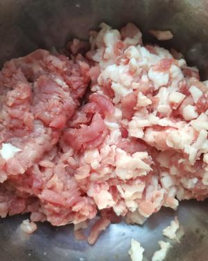 猪肉酸菜包子的做法 步骤2