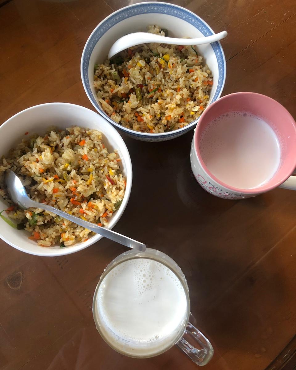 厨师长教你：“酱油炒饭”的家常做法，里面满满的小技巧，很受用