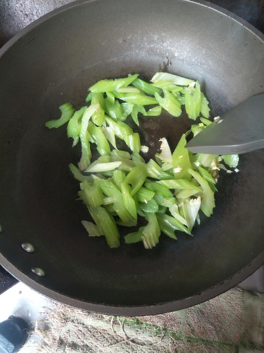 低钾的芹菜炒豆制品的做法 步骤7