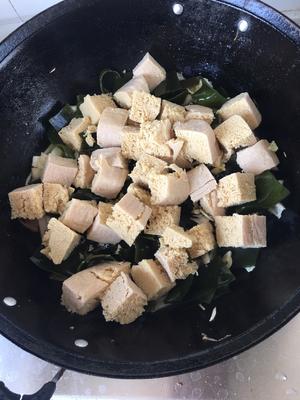 东北炖冻豆腐的做法 步骤4