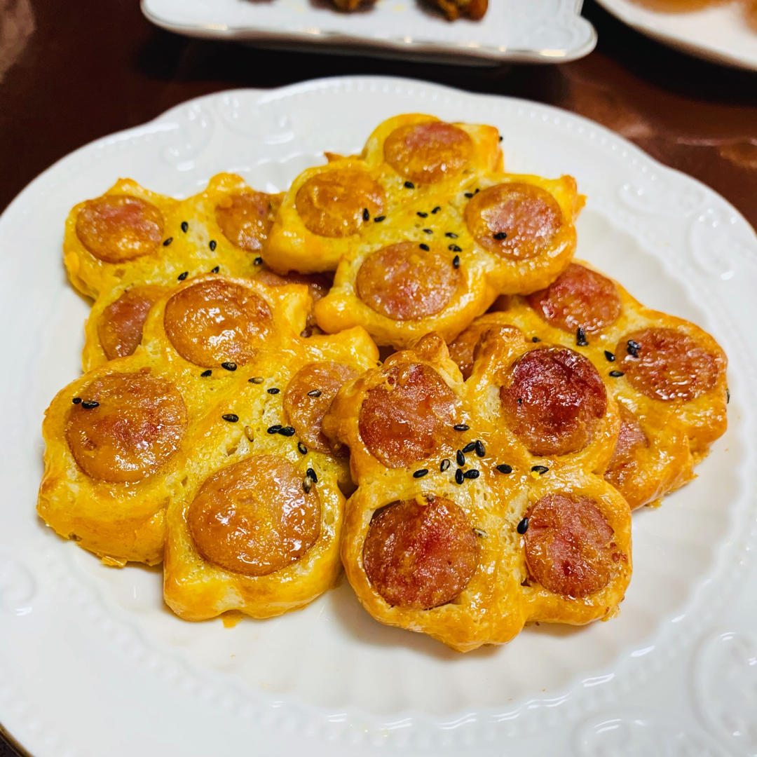 早餐怎么做简单又好吃？1张手抓饼2根火腿肠，教你在家做蝴蝶酥