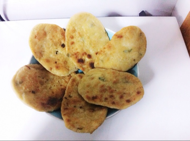半烫面夹油酥的烧饼~