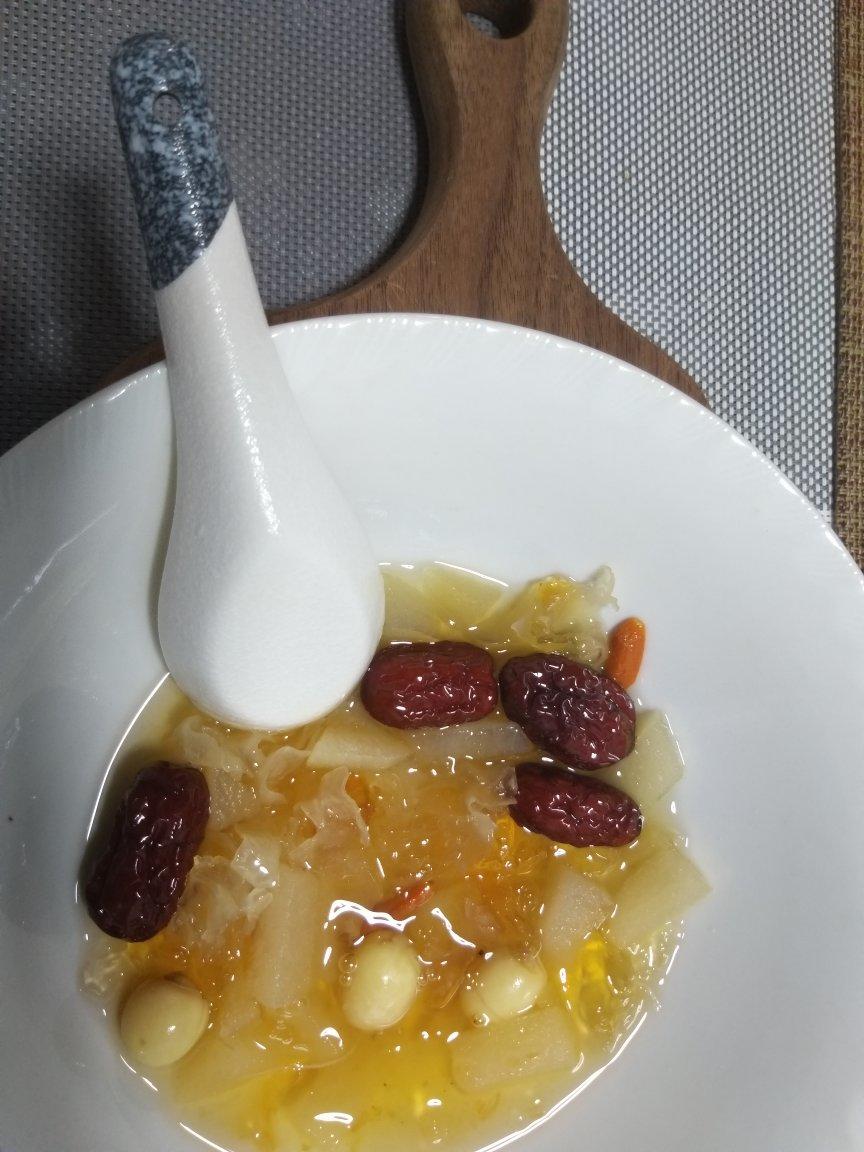 桃胶银耳红枣羹