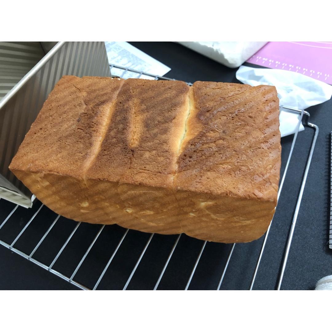 用烤箱自己做面包--手工牛奶吐司面包