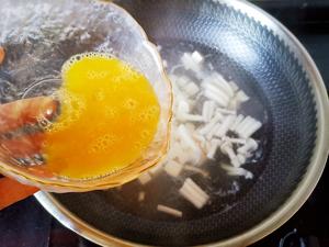 草头鲜蘑蛋汤的做法 步骤3