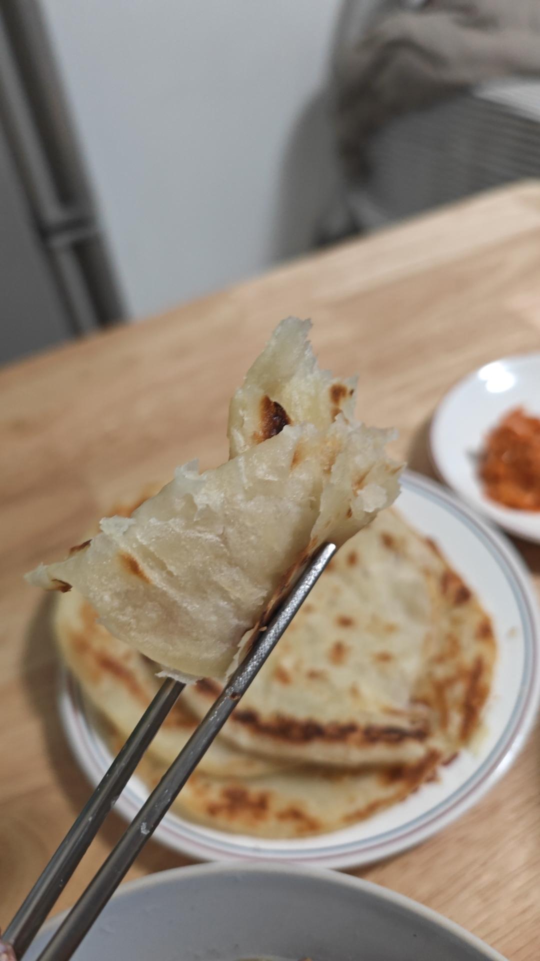 烙饼不硬的小窍门 掌握了你也能看出柔软多层凉了不硬的小油饼