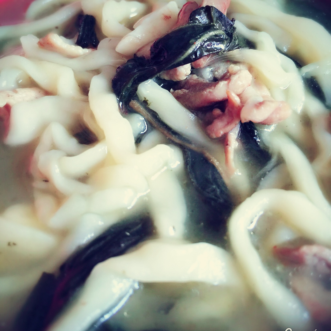 老家特产'芝麻叶面条'