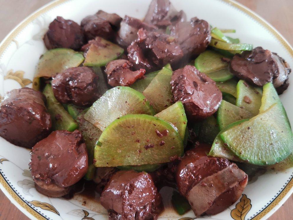 猪血肠炖萝卜片