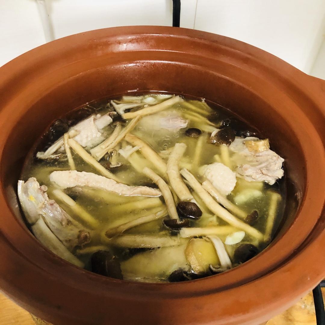 笋干老鸭煲
