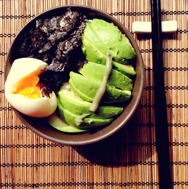 一人食牛油果溏心蛋拌饭