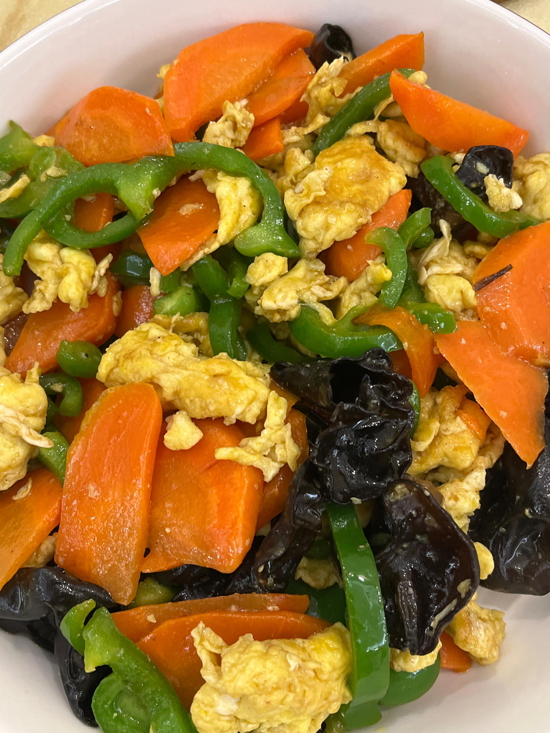 这么搭配也太香了！青椒胡萝卜木耳炒鸡蛋