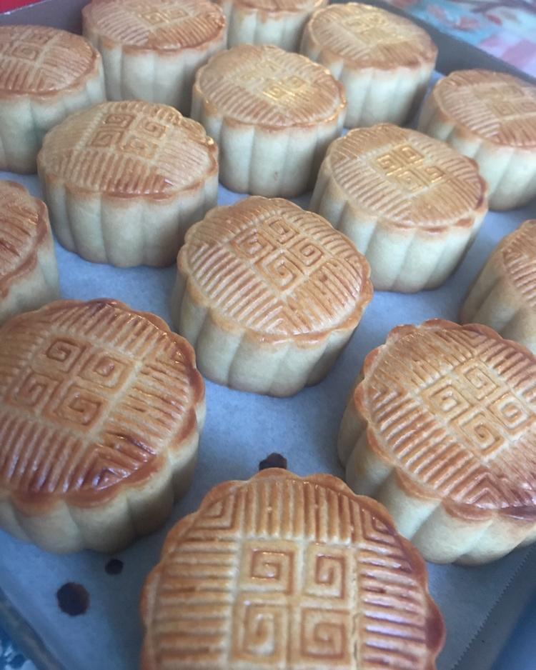 广式月饼—蛋黄莲蓉月饼