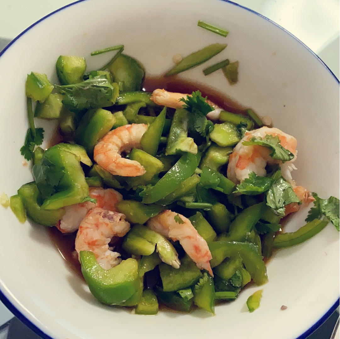 夏日简单小菜—青椒拌虾仁的做法