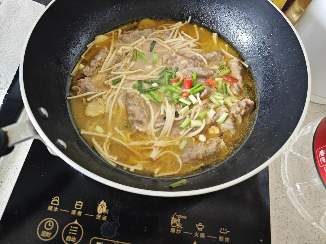 酸汤金针菇肥牛卷
