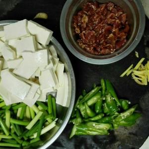 蒜苗豆腐干炒肉的做法 步骤1