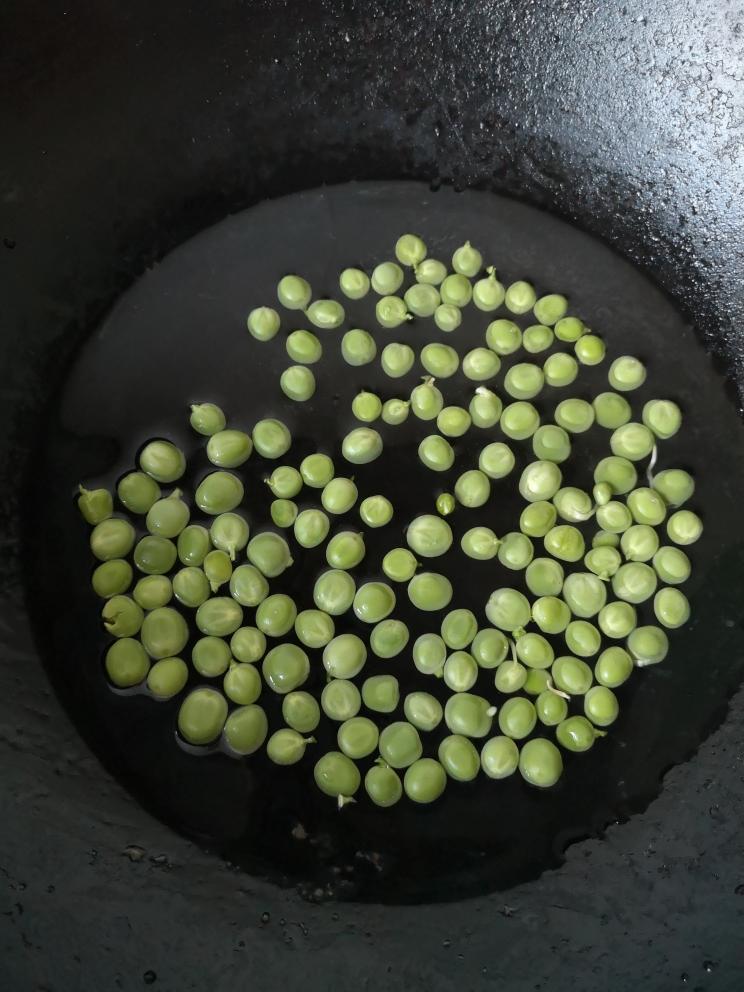 炒着比煮更好吃【腊肠菌菇炒乌冬】的做法 步骤2