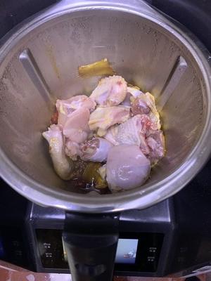 米博烧出鲜嫩多汁的香菇滑鸡的做法 步骤2