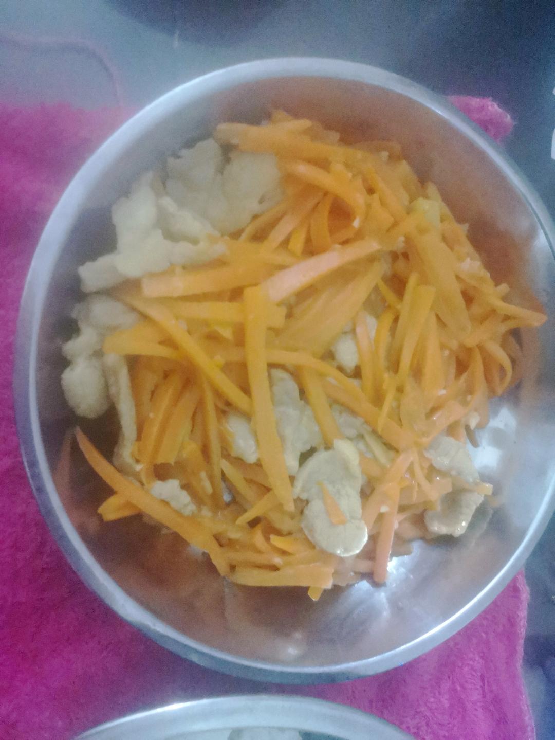 超级下饭胡萝卜丝炒肉