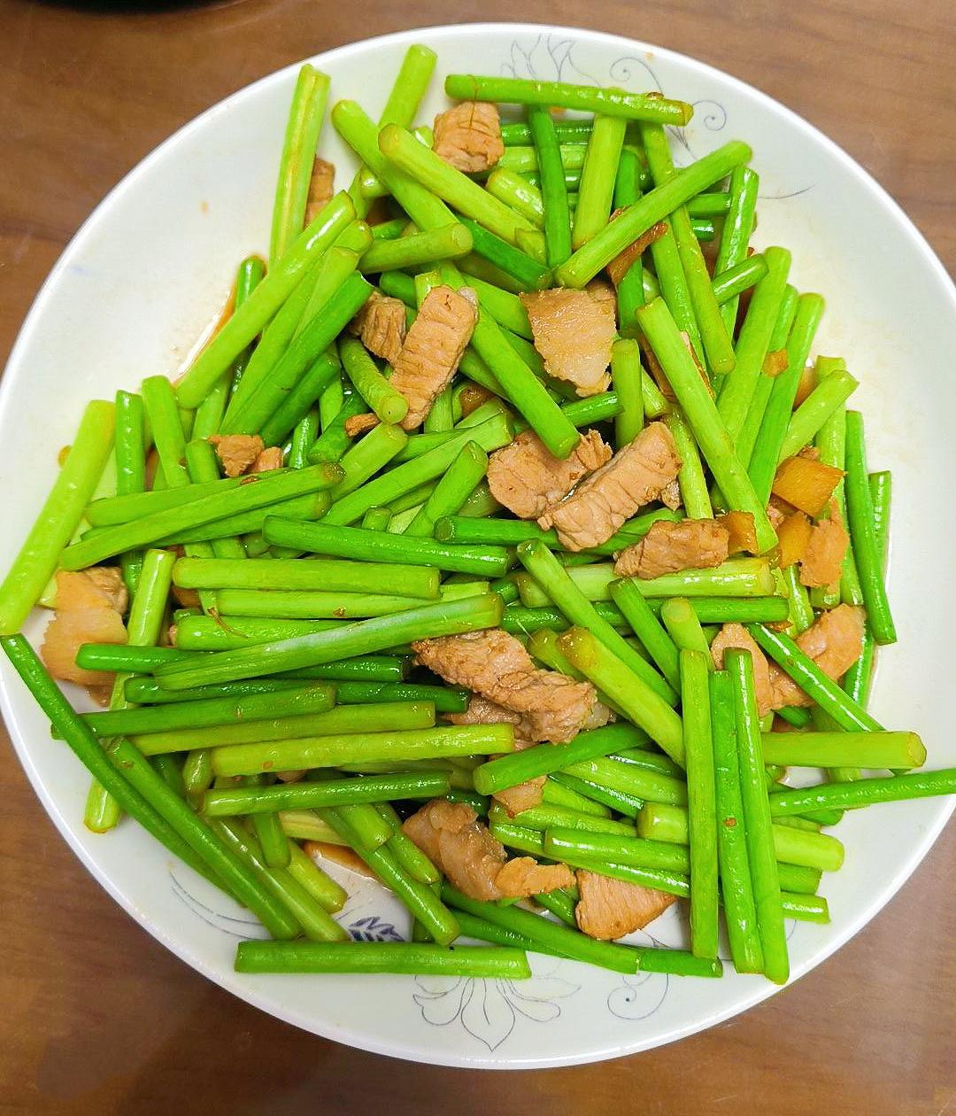 简单易做的下饭菜－蒜苔炒肉