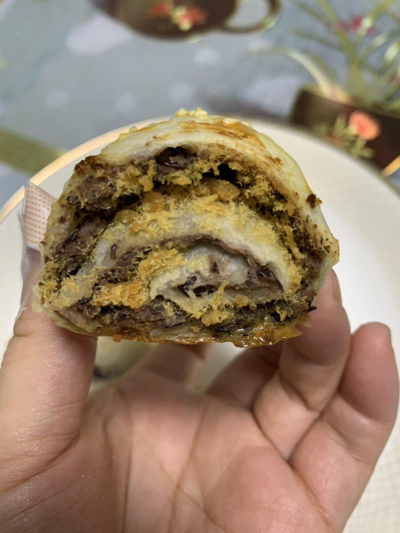 手抓饼的花样吃法：酥皮火腿肉松卷